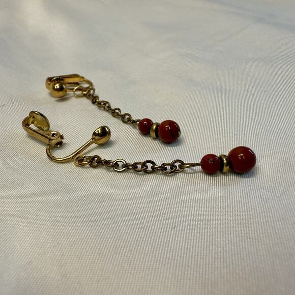 Vintage Gold Tone Red Bead Dangle Earrings Clip On Chain Drop Retro Style - Picture 3 of 4